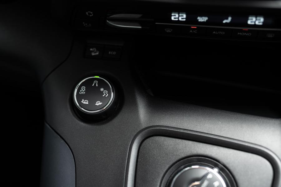Детали интерьера Peugeot Rifter 2019 года  (JP) (фото 16 из 23)